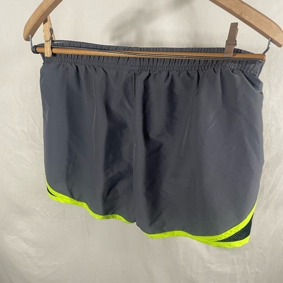 Women's Under Armour Running Shorts Size Med Loose Athletic Heatgear Lined - Picture 3 of 5